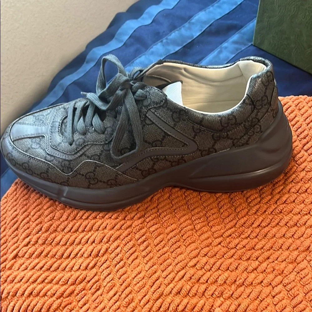 Gucci Gray Sneakers with Sleek Design - Picture 5 of 6